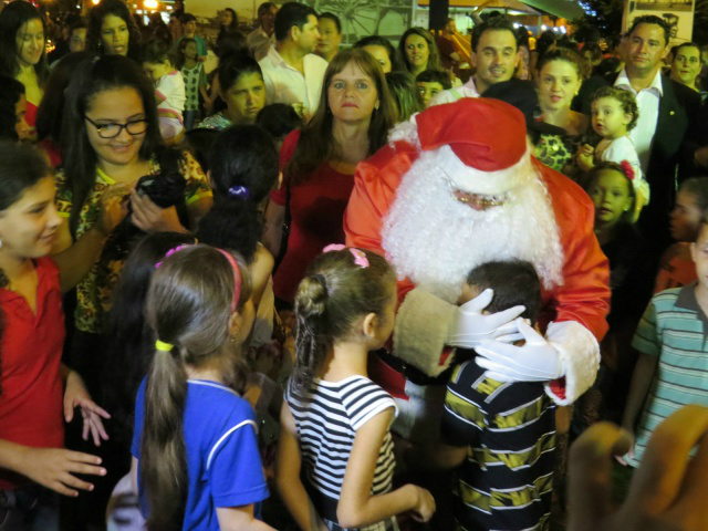 Com Papai Noel e governador, decoração de Natal é inaugurada Papai Noel fez a festa com a criançada nesta segunda-feira - Foto: Adriano Moretto