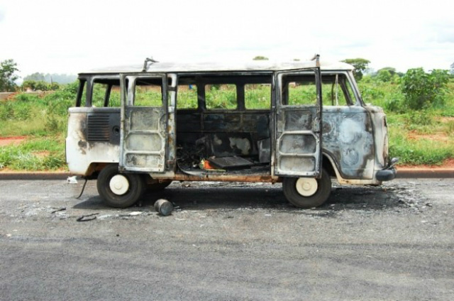 Grupo acusado de assaltar frigorifico é preso Kombi utilizada pelo grupo de assaltantes - Foto: Germino Roz