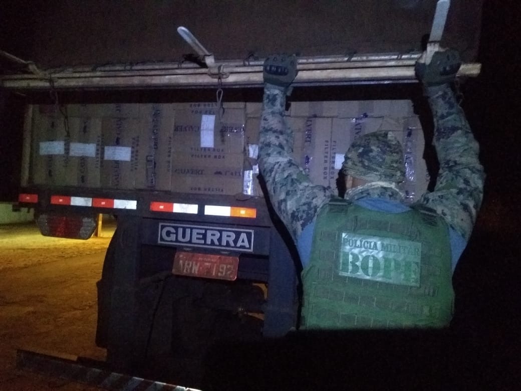 Bope e Choque apreendem carreta com cigarros contrabandeados na BR-163 Bope e Choque apreendem carreta com cigarros contrabandeados na BR-163