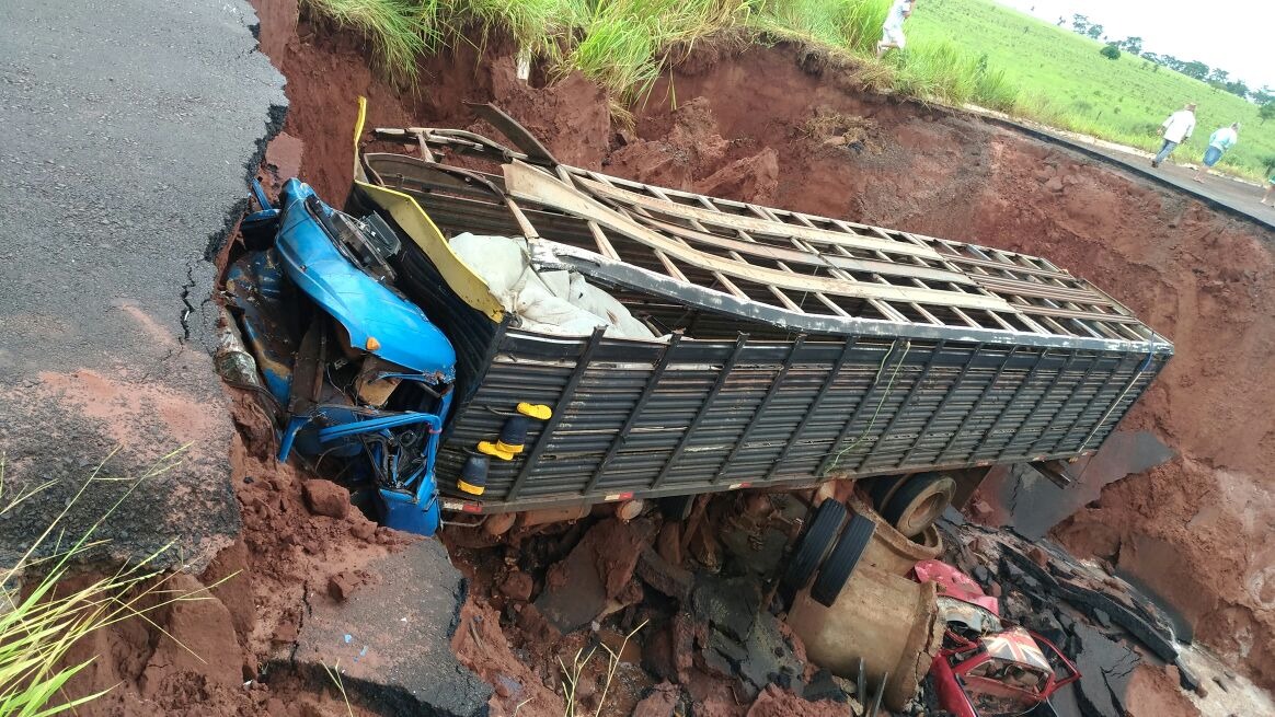 Caminhão cai em cratera da MS-475 e passageiro morre