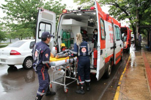 “Herói do dia”, auxiliar quebra o joelho ao salvar mulher no Córrego Prosa A mulher foi socorrida e encaminhada para a Santa Casa (Foto: Marcos Ermínio)