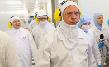 O Blairo Maggi inspeciona frigorífico no Paraná, na terça-feira, 21 de março. RODRIGO FONSECA - AFP