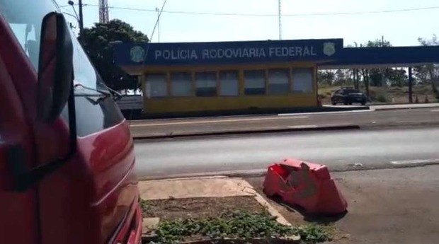 PRF localiza idosa desaparecida caminhando em rodovia (Divulgação)