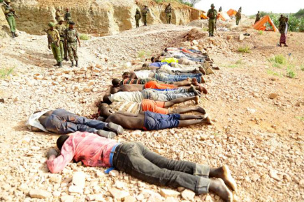 © Foto: AFP Alguns dos corpos em 2 de dezembro perto de Mandera, cidade ao norte do Quênia perto da fronteira somali