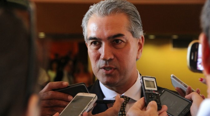 Reinaldo Azambuja anuncia pagamento do 13º salário Reinaldo Azambuja anuncia pagamento do 13º salário