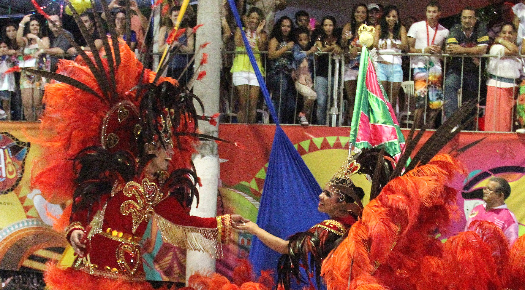O luxo e brilho das fantasias predominam no desfile da Império do Morro, que busca mais um título. Foto: Sílvio Andrade