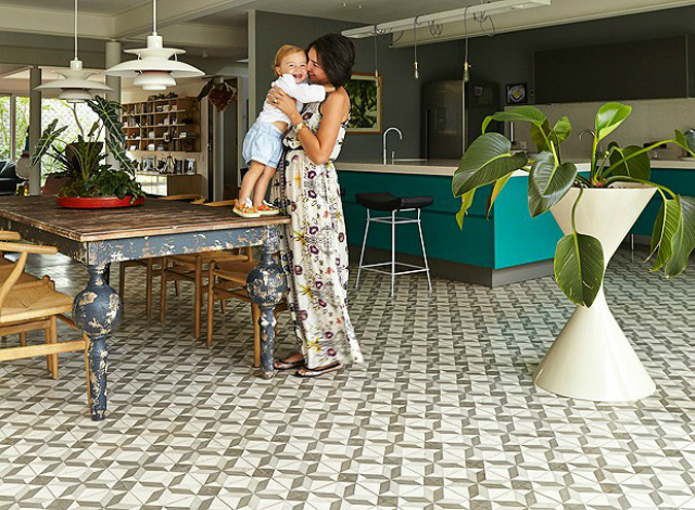 A casa da arquiteta e paisagista Daniela Ruiz foi completamente reformada e ganhou por toda extensão ladrilhos hidráulicos, da Ladrilar (Foto: Victor Affaro/Editora Globo)