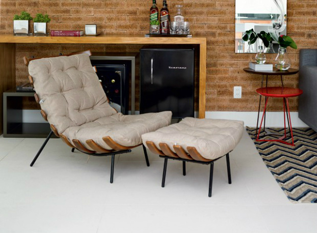 No espaço de lazer de uma cobertura o piso é de porcelanato Sílex NO, da Cerâmica Portinari (Foto: Edu Castello/Editora Globo)