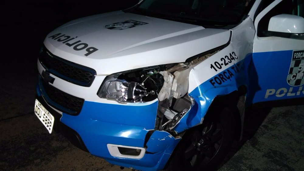 Dupla é presa após perseguição e acidente com viatura da PM Viatura da PM teve lateral danificada em Campo Grande (Foto: Osvaldo Nóbrega)