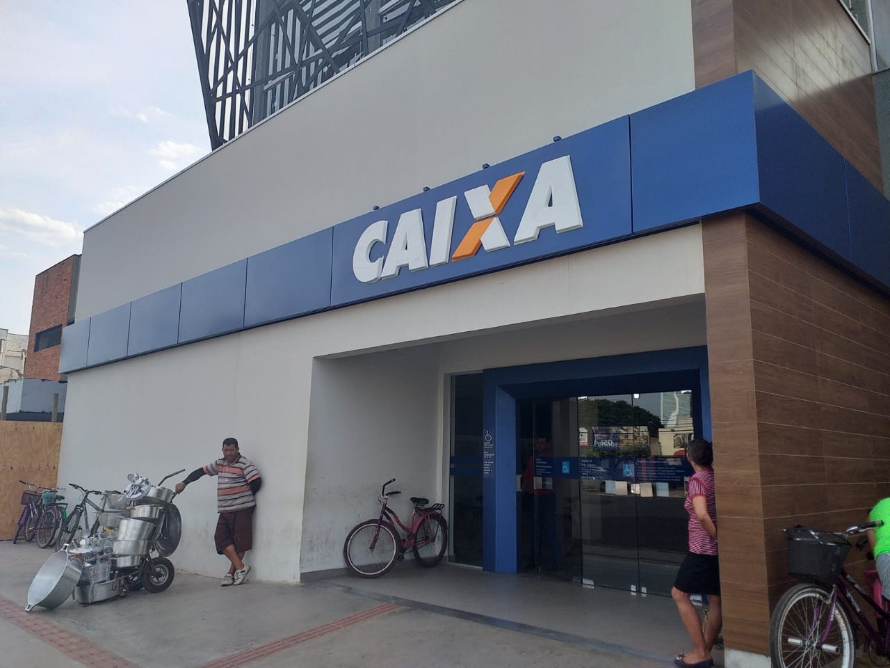 Irregularidades levam Procon a autuar agência da CEF no interior Irregularidades levam Procon a autuar agência da CEF no interior