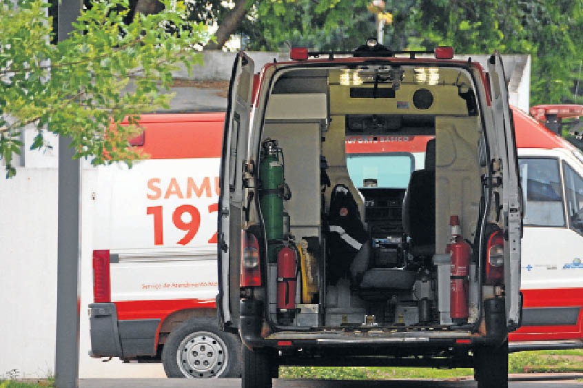 Ambulâncias retidas na unidade, na região oeste da cidade, na manhã de ontem - Foto: Álvaro Rezende