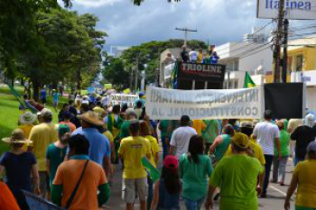 Começam manifestações em prol da Lava Jato Dezenas de manifestantes participaram da manifestação em Campo Grande.