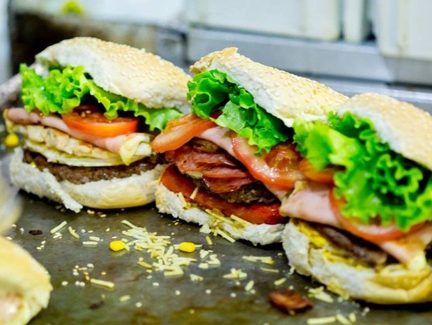 Casal agride dona de lanchonete e sai sem pagar lanche Casal agride dona de lanchonete e sai sem pagar lanche