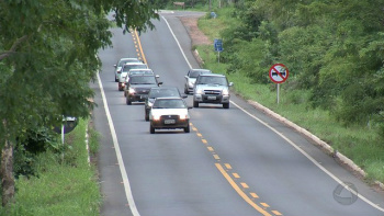 Arrecadação com multas aplicadas por órgãos federais sobe 273% em 5 anos Uso de farol aceso nas rodovias passou a ser obrigatório em julho de 2016 (Foto: Reprodução/TVCA)