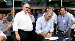 Reinaldo assinou contratos durante abertura do Show Rural Coopavel 2016, em Cascavel (PR) (Foto: Divulgação: Semade)
