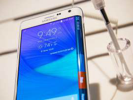 © Andrew Burton / Getty Images Galaxy Note Edge: Galaxy S6 também pode ter modelo com tela curvada na lateral