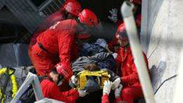 © Copyright British Broadcasting Corporation Buscas continuam em prédio residencial de 17 andares que desmoronou na cidade de Tainan; pelo menos 38 pessoas morreram
