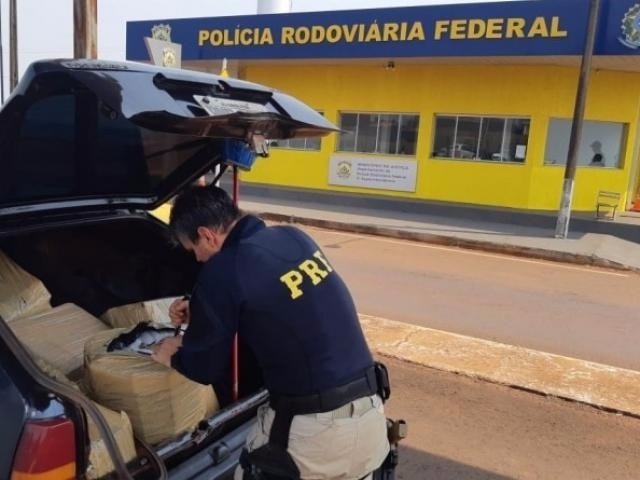 Traficante foge da polícia, provoca acidente e abandona Kadett com maconha Divulgação