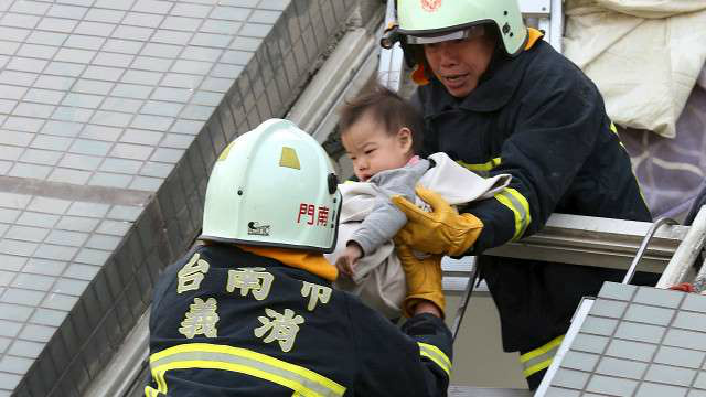 © Copyright British Broadcasting Corporation Segundo as autoridades, mais de 100 pessoas ainda estariam presas em meio aos escombros de prédio residencial que desabou
