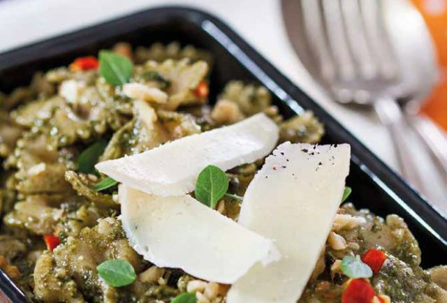Massa ao pesto é opção para marmita leve e saudável Pesto leva manjericão, nozes e limão (Foto: Divulgação)