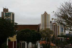 Nas primeiras horas do dia, a Capital amanheceu com nevoeiro. (Foto: Marcos Ermínio)