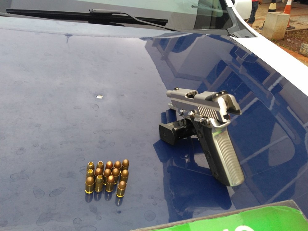 Pistola e munições apreendidas após confusão (Foto: Osvaldo Nóbrega)