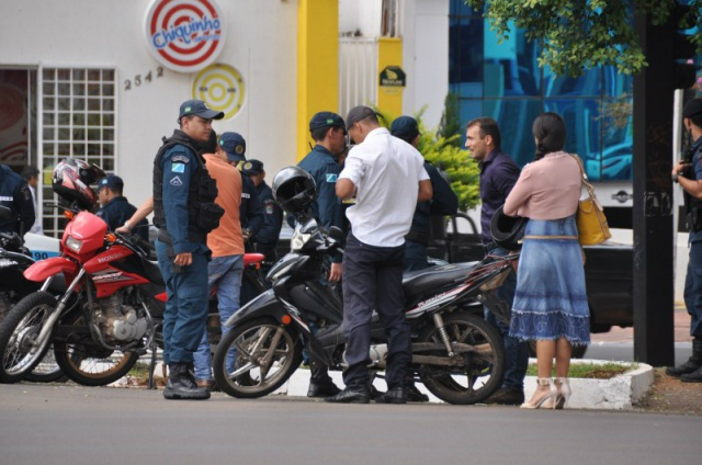 PM faz bloqueio para recuperar carros roubados e retirar armas das ruas PM põe militares em bloqueio na caçada de assaltantes no Centro (Foto: Marcelo Calazans)