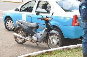 PM faz bloqueio para recuperar carros roubados e retirar armas das ruas Em poucos minutos da operação, policiais recuperam biz roubada (Foto: Marcelo Calazans)