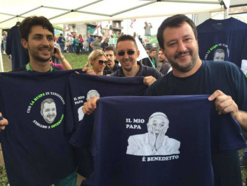 Por que o papa Francisco está sofrendo oposição dos conservadores da Igreja Líder de partido de extrema-direita na Itália, Matteo Salvini (à dir. na foto) exibe camiseta com a inscrição