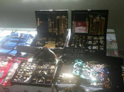 Joias e pertences roubados foram apreendidos pela polícia (Foto: Camapuã News)
