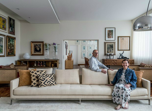O casal Abram e Bela Berland posam no sofá Suíte (Foto: Evelyn Müller/Editora Globo)
