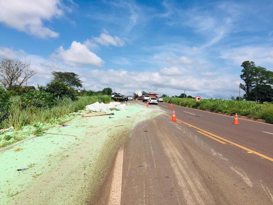 Carreta que transportava fertilizante tomba na BR-267