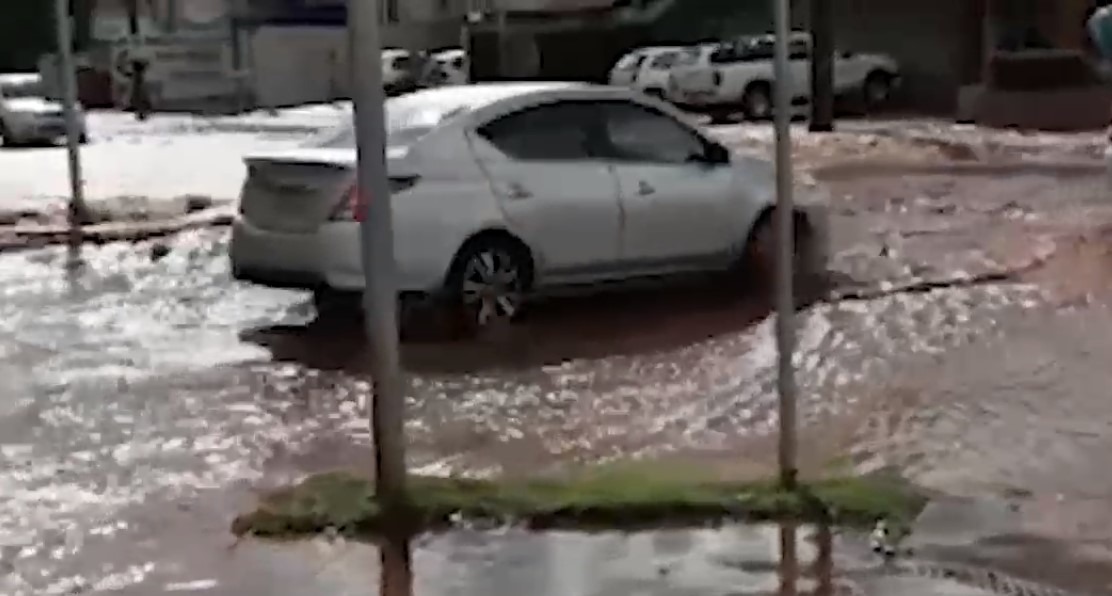 Chuva rápida transborda córrego e alaga rua Chaadi Scaff Divulgação. Direto da rua