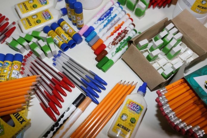 Procon encontra variação de mais de 1000% em itens da lista de material escolar