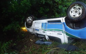 A caminhonete saiu da pista e ficou com as rodas para cima. (Foto: Rádio Caçula)