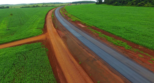 Asfalto corta grandes áreas de lavouras de milho (foto), soja e cana, garantindo escoamento. Foto Chico Ribeiro
