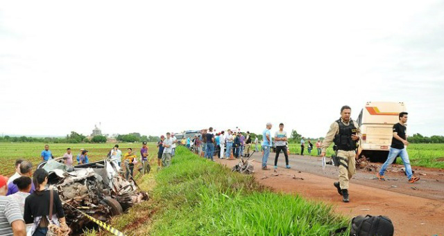 Caminhonete ficou totalmente destruída com o impacto - Foto: Região News/Marcos Tomé