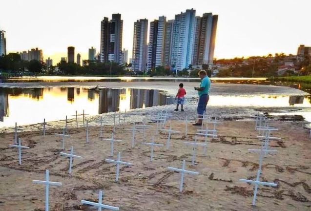 Ambientalistas colocaram cruzes brancas foram colocadas em banco de areias que se formou no meio de lago, em Campo Grande. Arquivo