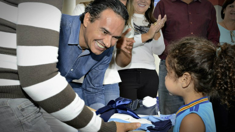 Prefeitura dá início a entrega de uniformes a alunos da rede municipal de ensino Prefeitura dá início a entrega de uniformes a alunos da rede municipal de ensino