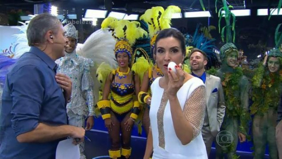 A jornalista Fátima Bernardes, da Globo, durante a transmissão do desfile das escolas de samba do Rio: “Isso vai ficar muito estranho”.