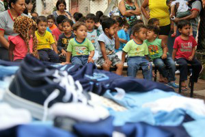 Prefeitura dá início a entrega de uniformes a alunos da rede municipal de ensino Prefeitura dá início a entrega de uniformes a alunos da rede municipal de ensino