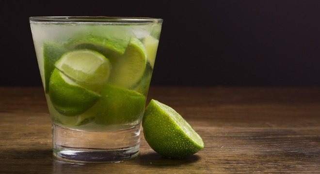 Sextou no Dia Nacional da Cachaça, comemorado nesta sexta-feira 13 Caipirinha, o drinque mais famoso para brindar no Dia da Cachaça. Pixabay