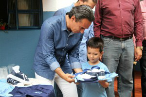 Prefeitura dá início a entrega de uniformes a alunos da rede municipal de ensino Prefeitura dá início a entrega de uniformes a alunos da rede municipal de ensino