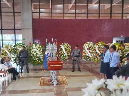 Honras militares e emoção de familiares marcam o inicio do velório de ex-governador