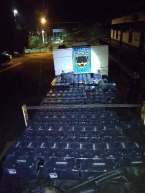 Polícia apreende 242 baterias veiculares sendo transportadas ilegalmente Polícia apreende 242 baterias veiculares sendo transportadas ilegalmente
