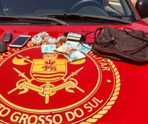 Maconha, dinheiro e celulares foram apreendidos - Divulgação/Bombeiros