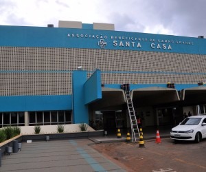 Médicos da Santa Casa paralisam atividades por falta de salários