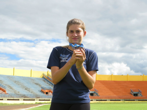 Taise exibe medalhas conquistas durante treino no Douradão. (Foto: Rodrigo Bossolani)