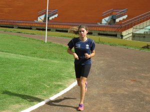 Taise treina muito para alcançar os resultados. Na foto a atleta pratica corrida no Estádio Douradão. (Foto: Rodrigo Bossolani)