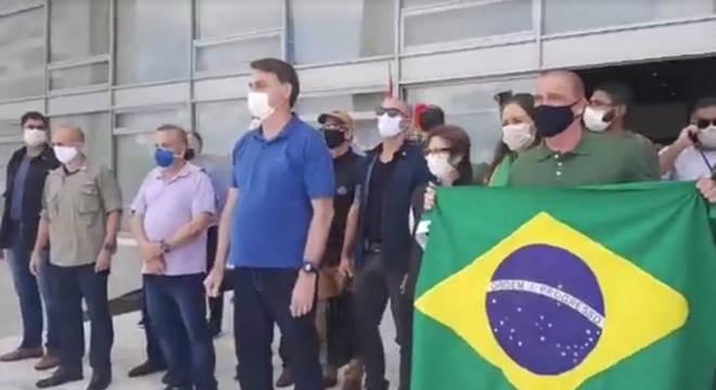 De máscara, Bolsonaro prestigia manifestação na frente do Planalto Bolsonaro e ministros prestigiam ato de apoio ao governo em Brasília
Reprodução/Facebook